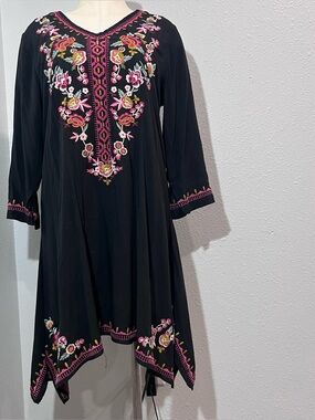 Paparazzi Johnny Style Black Colorful
Floral Embroidered Tunic Sz M